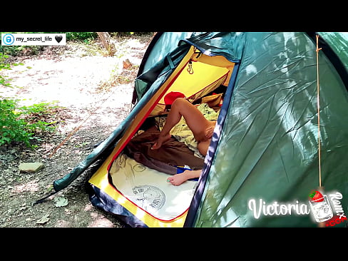❤️ Op kamera verfilm Passievolle ruk vreemdeling in 'n tent Superseks by ons ❌️